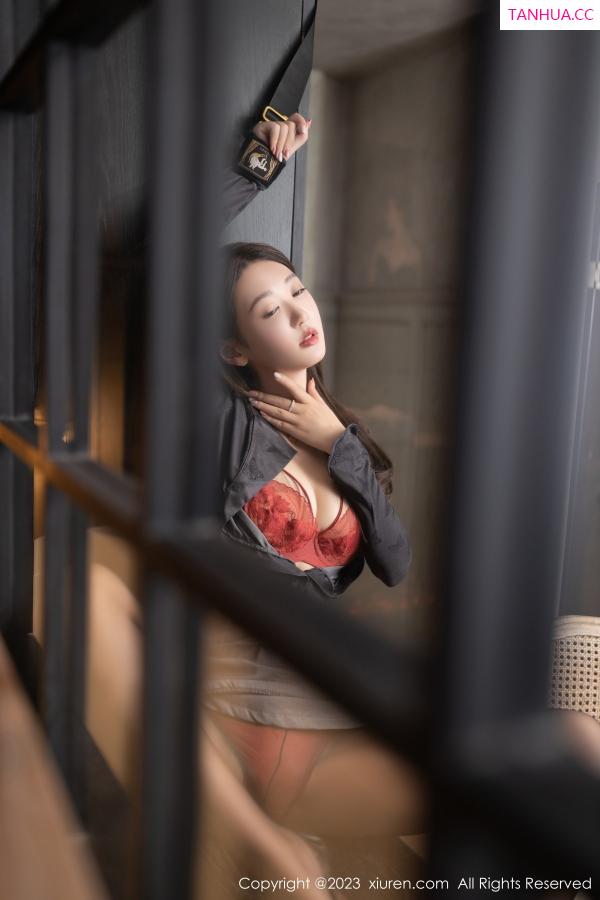 唐安琪  [XiuRen]高清写真图 2023.08.28 No.7298 唐安琪 短裙美腿第23张图片